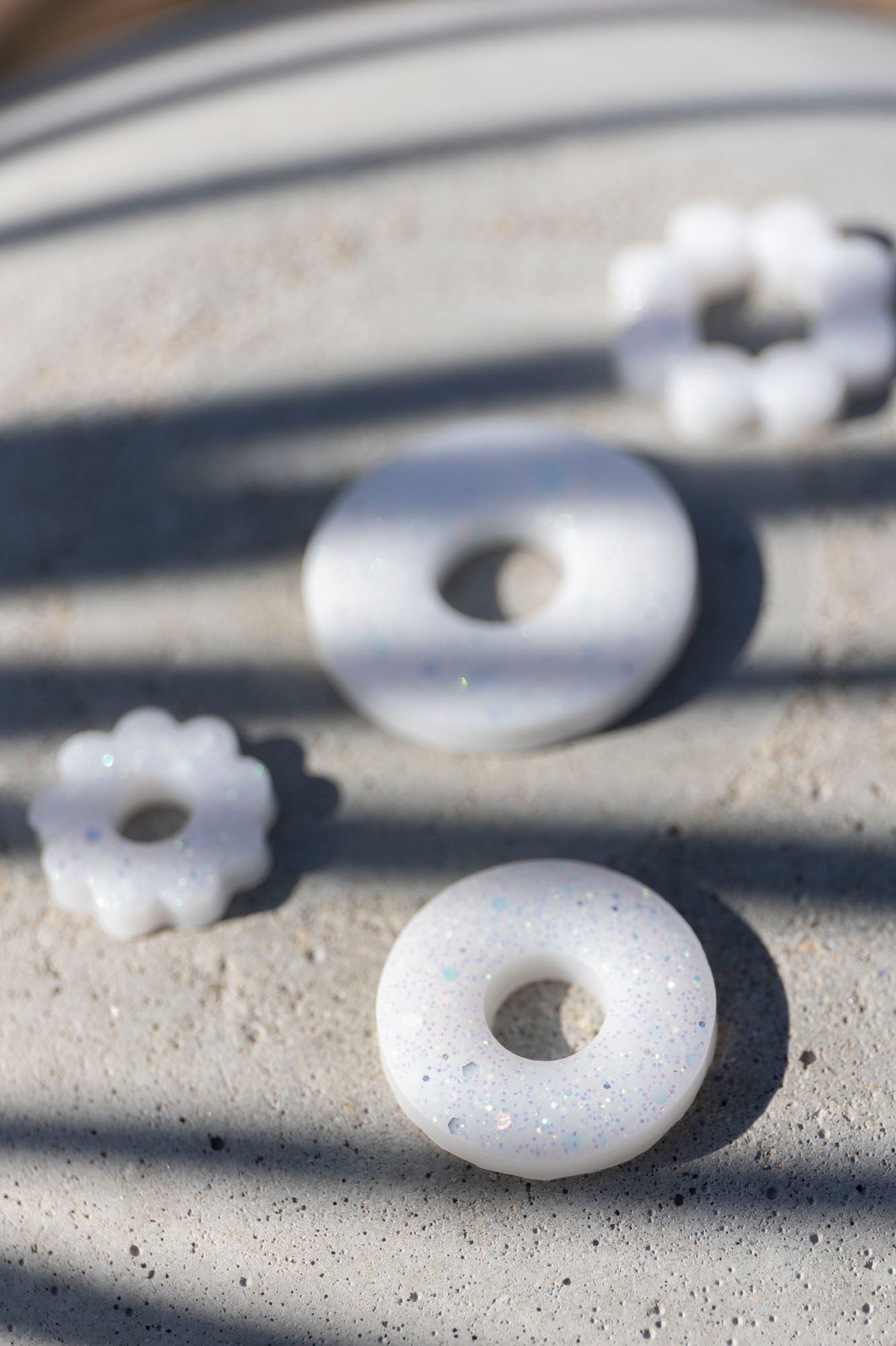 Pampille en forme de donut en résine époxy, fabriquée à la main. 