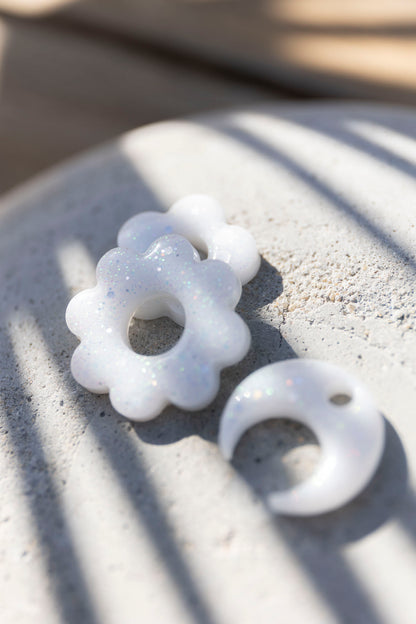Pampille en forme de fleur en résine époxy, fabriquée à la main. 