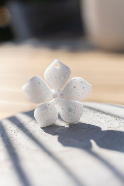 Pampille en forme de fleur en résine époxy, fabriquée à la main. 