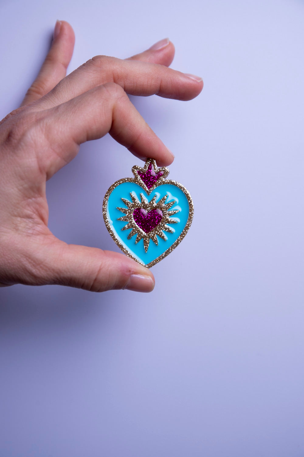Broche EX VOTO. Rose, bleu et doré.
Fait main au pays basque.