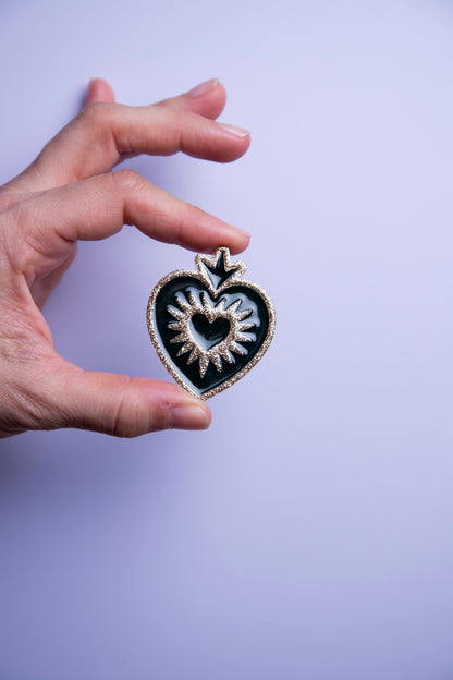 Broche EX VOTO. Kaki et doré.
Fait main au pays basque.