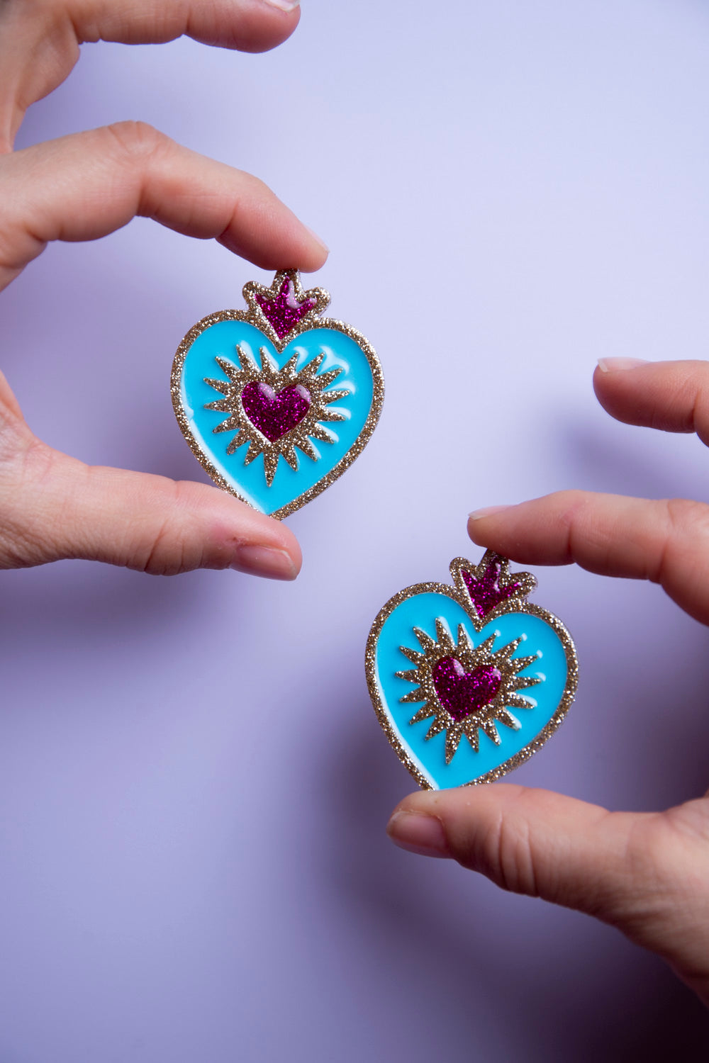 Broche EX VOTO. Rose, bleu et doré.
Fait main au pays basque.