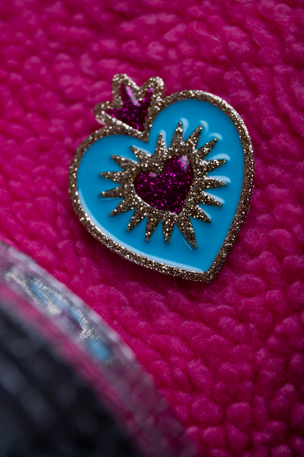 Broche EX VOTO. Rose, bleu et doré.
Fait main au pays basque.