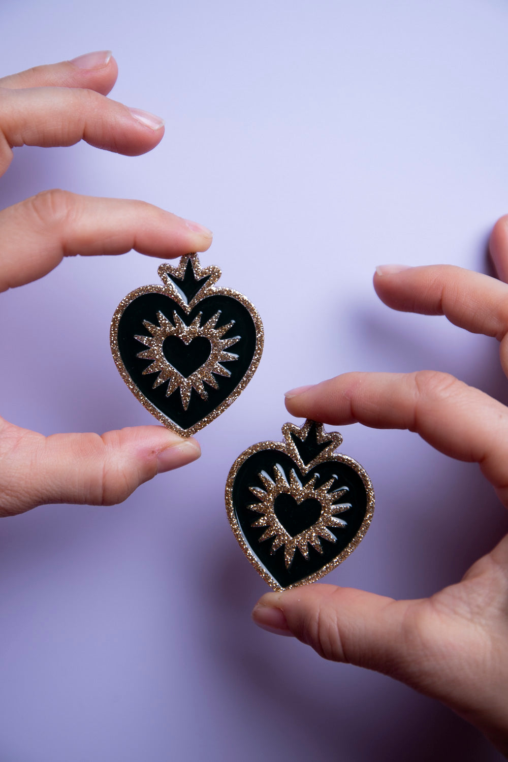 Broche EX VOTO. Kaki et doré.
Fait main au pays basque.