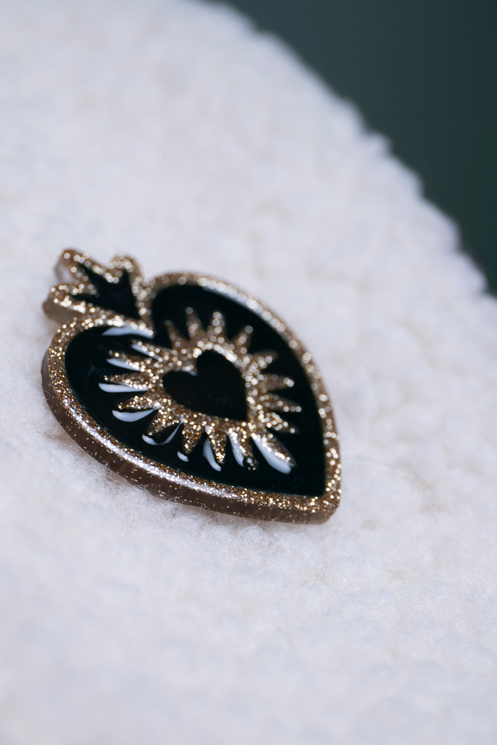 Broche EX VOTO. Kaki et doré.
Fait main au pays basque.