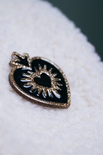 Broche EX VOTO. Kaki et doré.
Fait main au pays basque.