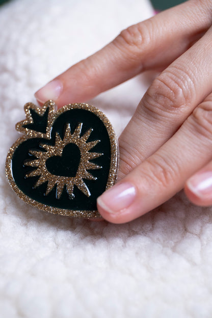 Broche EX VOTO. Kaki et doré.
Fait main au pays basque.