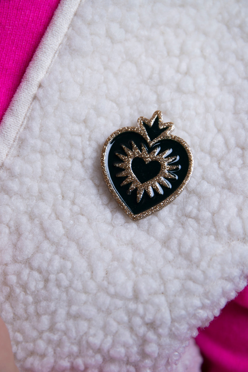 Broche EX VOTO. Kaki et doré.
Fait main au pays basque.