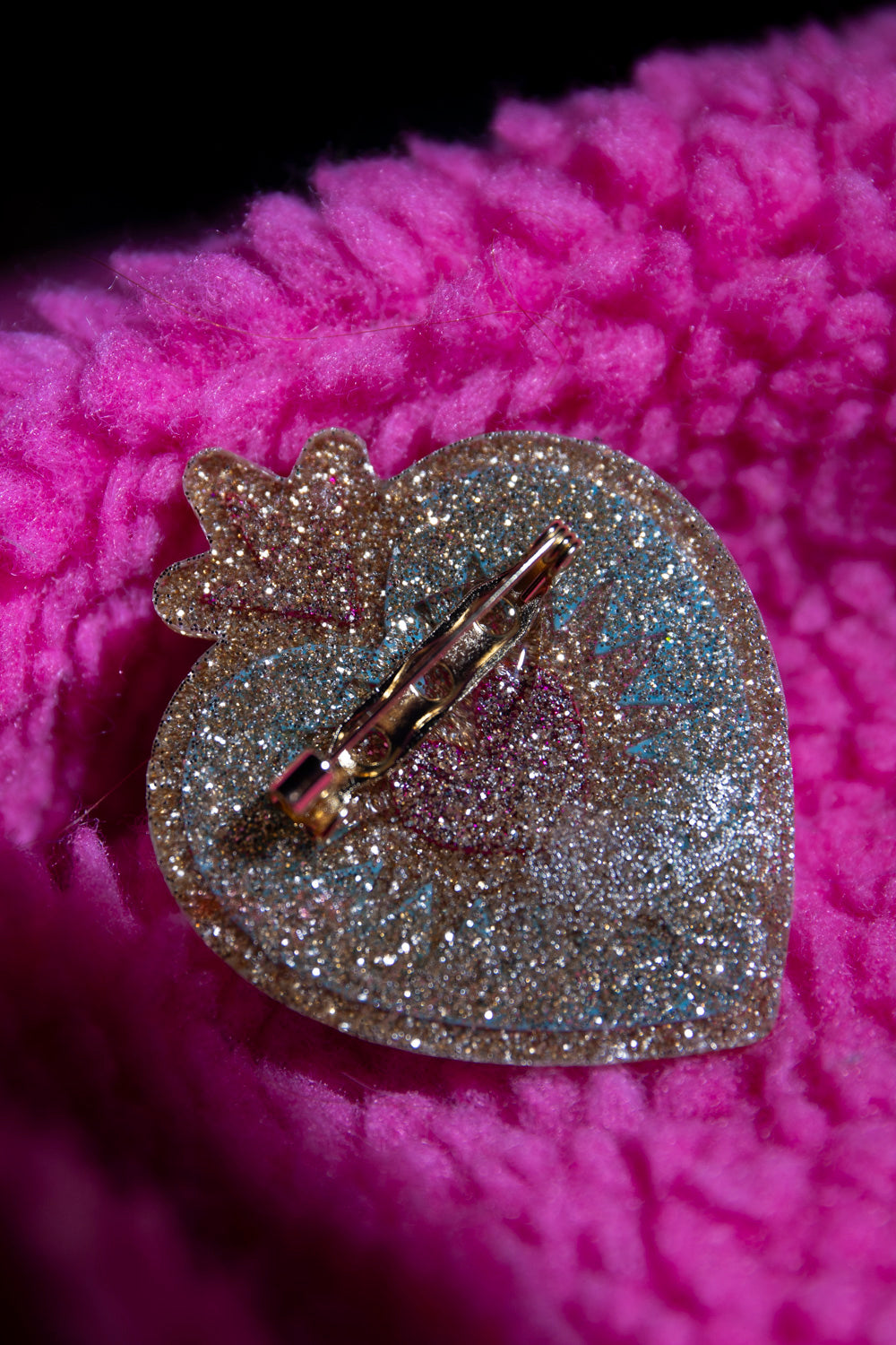 Broche EX VOTO. Rose, bleu et doré.
Fait main au pays basque.