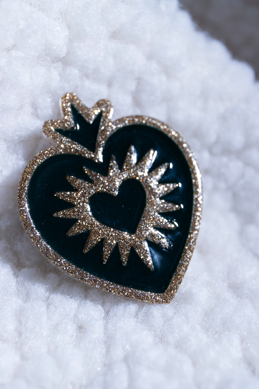 Broche EX VOTO. Kaki et doré.
Fait main au pays basque.