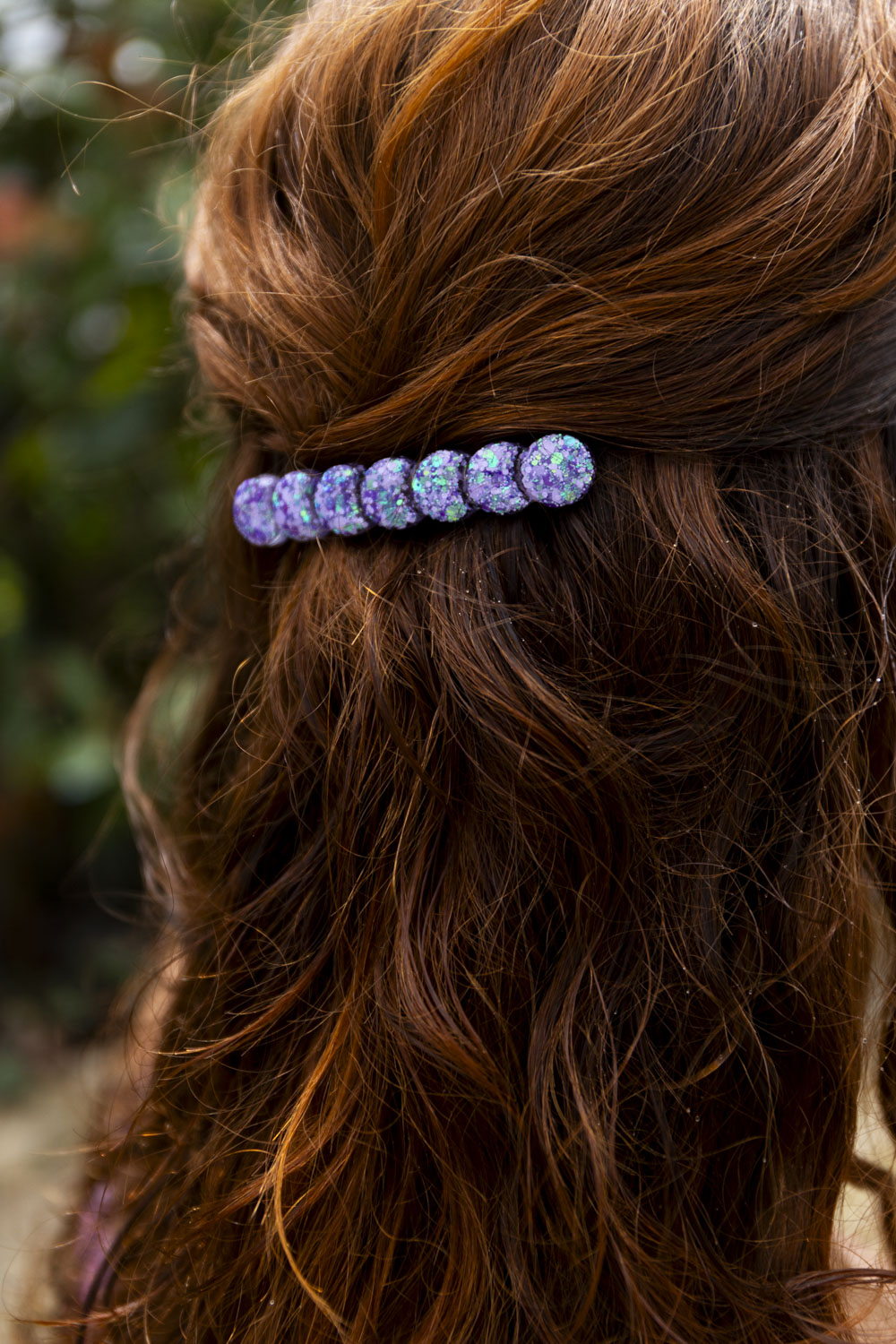 Barrette en résine époxy. Faite à la main. Paillettes, couleurs, originales. Violet, parme et turquoise holographique.