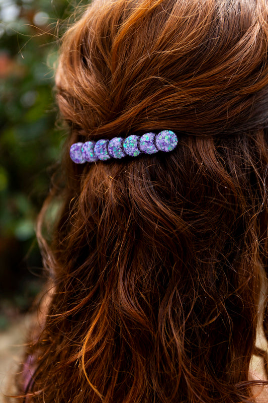Barrette en résine époxy. Faite à la main. Paillettes, couleurs, originales. Violet, parme et turquoise holographique.
