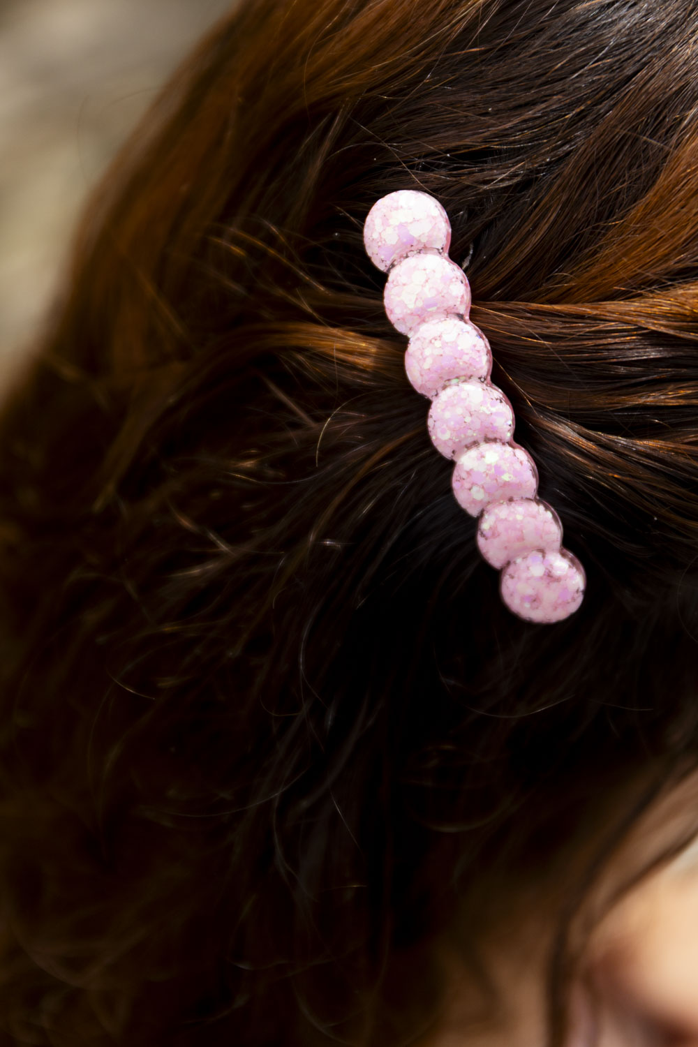 Barrette en résine époxy. Faite à la main. Paillettes, couleurs, originales. Rose bébé, irisé et nacré.