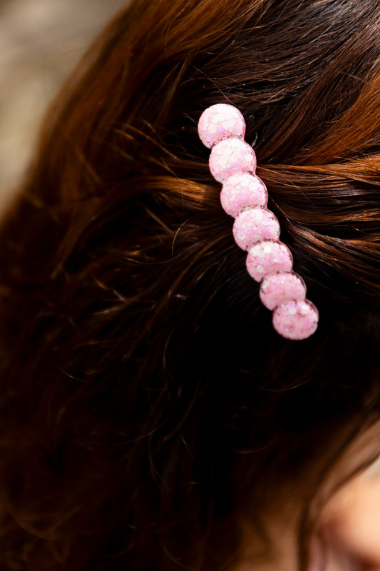 Barrette en résine époxy. Faite à la main. Paillettes, couleurs, originales. Rose bébé, irisé et nacré.