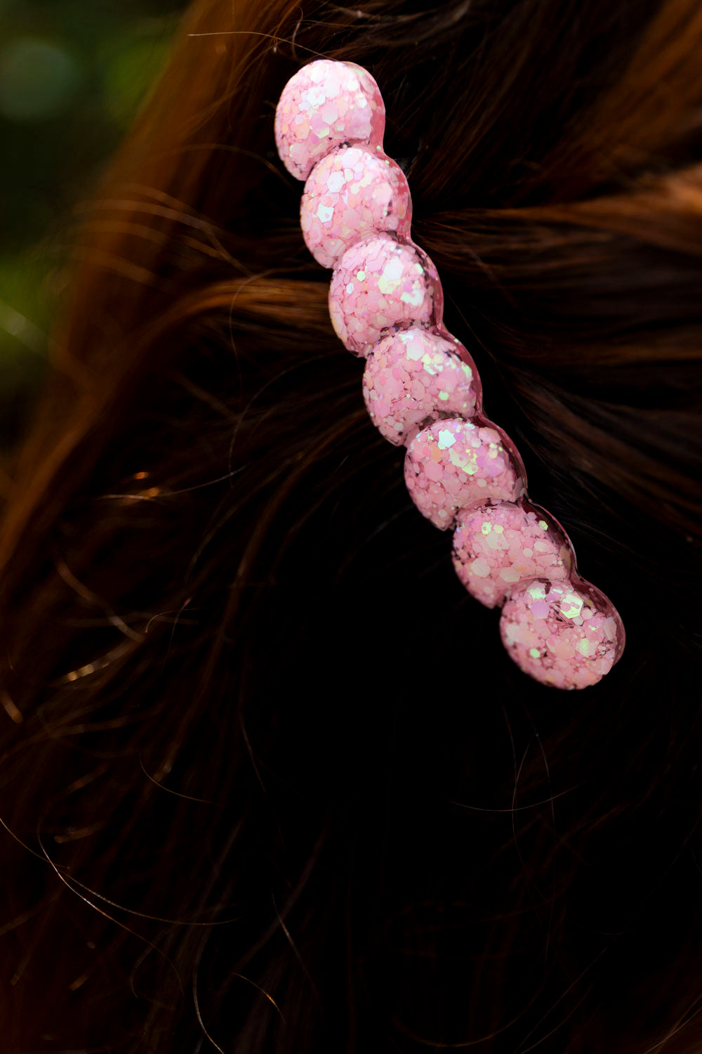 Barrette en résine époxy. Faite à la main. Paillettes, couleurs, originales. Rose bébé, irisé et nacré.