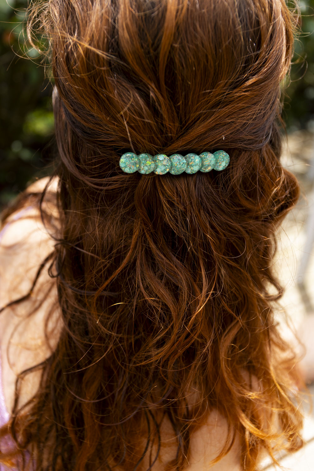 Barrette en résine époxy. Faite à la main. Paillettes, couleurs, originales. Vert étincelant, doré, reflets holographiques.
