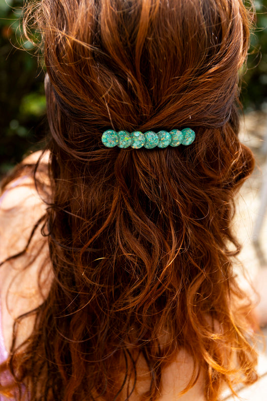 Barrette en résine époxy. Faite à la main. Paillettes, couleurs, originales. Vert étincelant, doré, reflets holographiques.