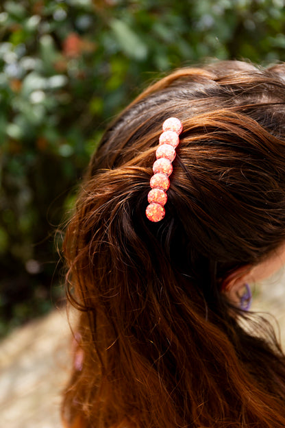 Barrette en résine époxy. Faite à la main. Paillettes, couleurs, originales. Corail incandescent, orange, holographique, étincelant.