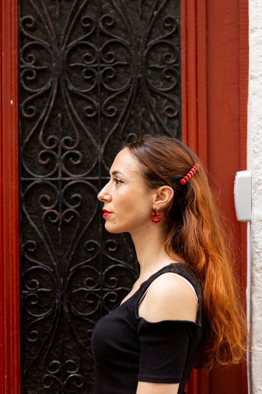 Barrette rouge paillettée en résine époxy.