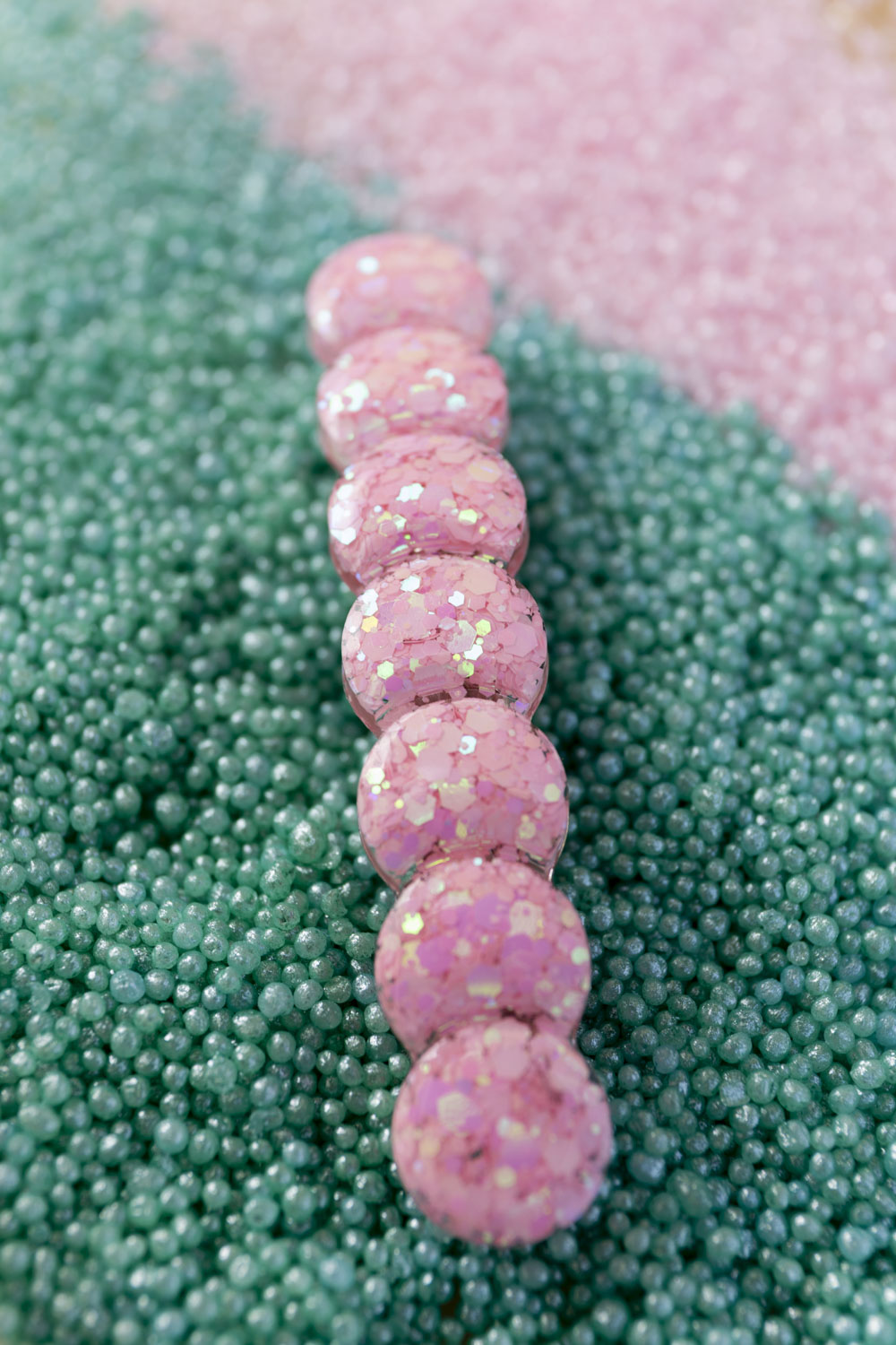Barrette en résine époxy. Faite à la main. Paillettes, couleurs, originales. Rose bébé, irisé et nacré.