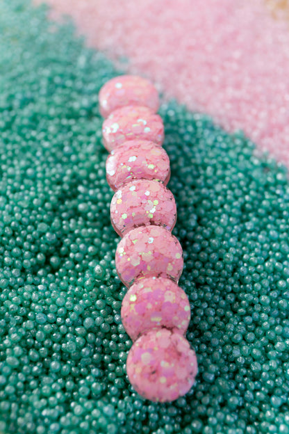 Barrette en résine époxy. Faite à la main. Paillettes, couleurs, originales. Rose bébé, irisé et nacré.
