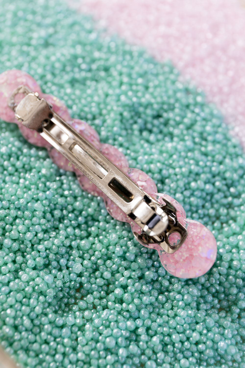 Barrette en résine époxy.  Faite à la main. Paillettes, couleurs, originales. Rose bébé, irisé et nacré.