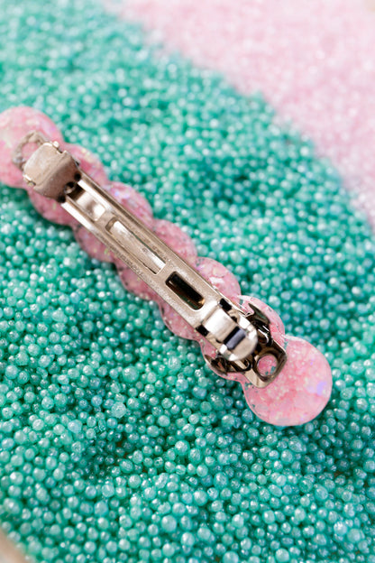 Barrette en résine époxy.  Faite à la main. Paillettes, couleurs, originales. Rose bébé, irisé et nacré.