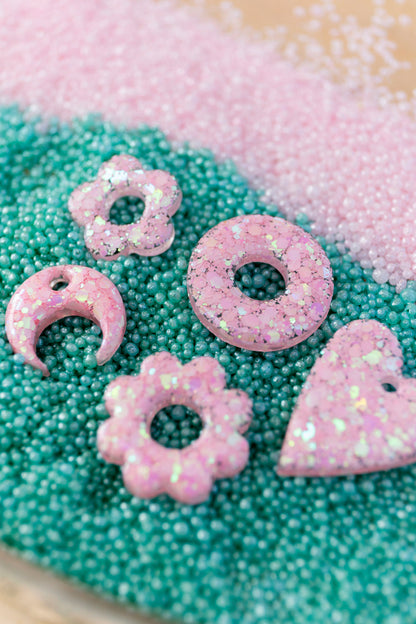 Pampilles en résine époxy interchangeables. Faites à la main. Paillettes, couleurs, originales. Rose bébé, irisé et nacré.