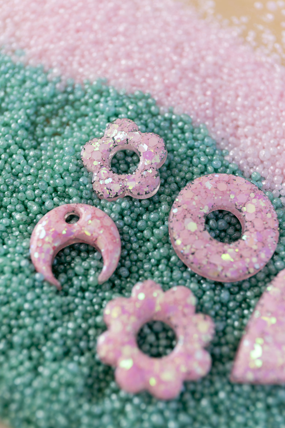 Pampilles en résine époxy interchangeables. Faites à la main. Paillettes, couleurs, originales. Rose bébé, irisé et nacré.