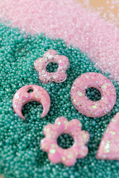 Pampilles en résine époxy interchangeables. Faites à la main. Paillettes, couleurs, originales. Rose bébé, irisé et nacré.