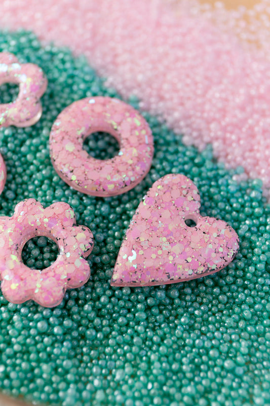 Pampilles en résine époxy interchangeables. Faites à la main. Paillettes, couleurs, originales. Rose bébé, irisé et nacré.