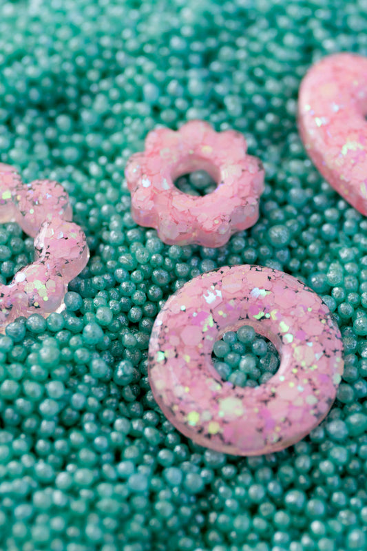 Pampilles en résine époxy interchangeables. Faites à la main. Paillettes, couleurs, originales. Rose bébé, irisé et nacré.