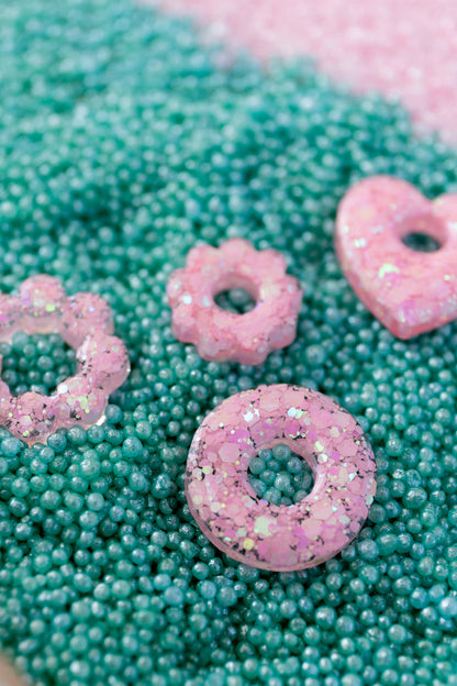 Pampilles en résine époxy interchangeables. Faites à la main. Paillettes, couleurs, originales. Rose bébé, irisé et nacré.