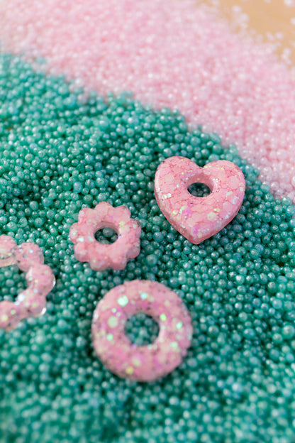 Pampilles en résine époxy interchangeables. Faites à la main. Paillettes, couleurs, originales. Rose bébé, irisé et nacré.