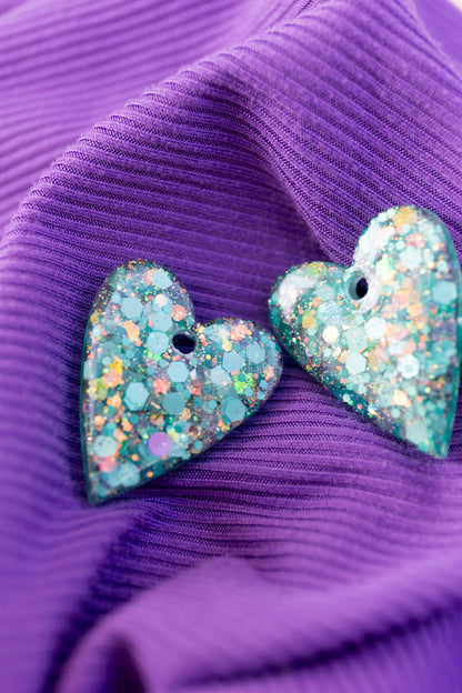 Pampilles en résine époxy interchangeables. Faites à la main. Paillettes, couleurs, originales. Vert étincelant, doré, reflets holographiques.