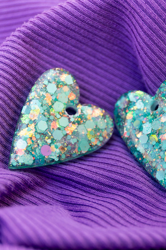 Pampilles en résine époxy interchangeables. Faites à la main. Paillettes, couleurs, originales. Vert étincelant, doré, reflets holographiques.