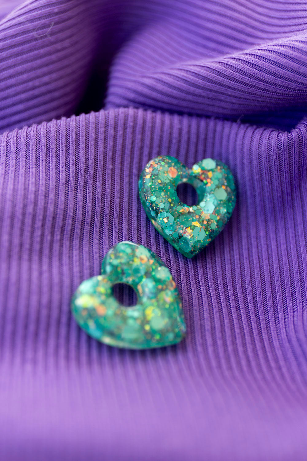 Pampilles en résine époxy interchangeables. Faites à la main. Paillettes, couleurs, originales. Vert étincelant, doré, reflets holographiques.
