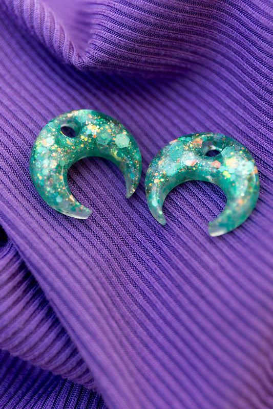 Pampilles en résine époxy interchangeables. Faites à la main. Paillettes, couleurs, originales. Vert étincelant, doré, reflets holographiques.