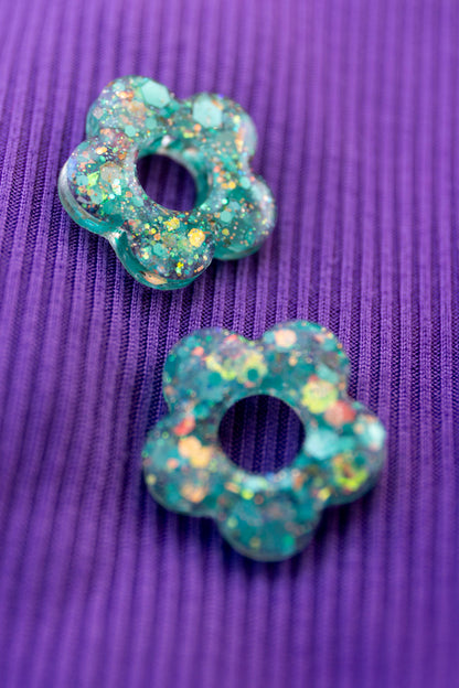 Pampilles en résine époxy interchangeables. Faites à la main. Paillettes, couleurs, originales. Vert étincelant, doré, reflets holographiques.