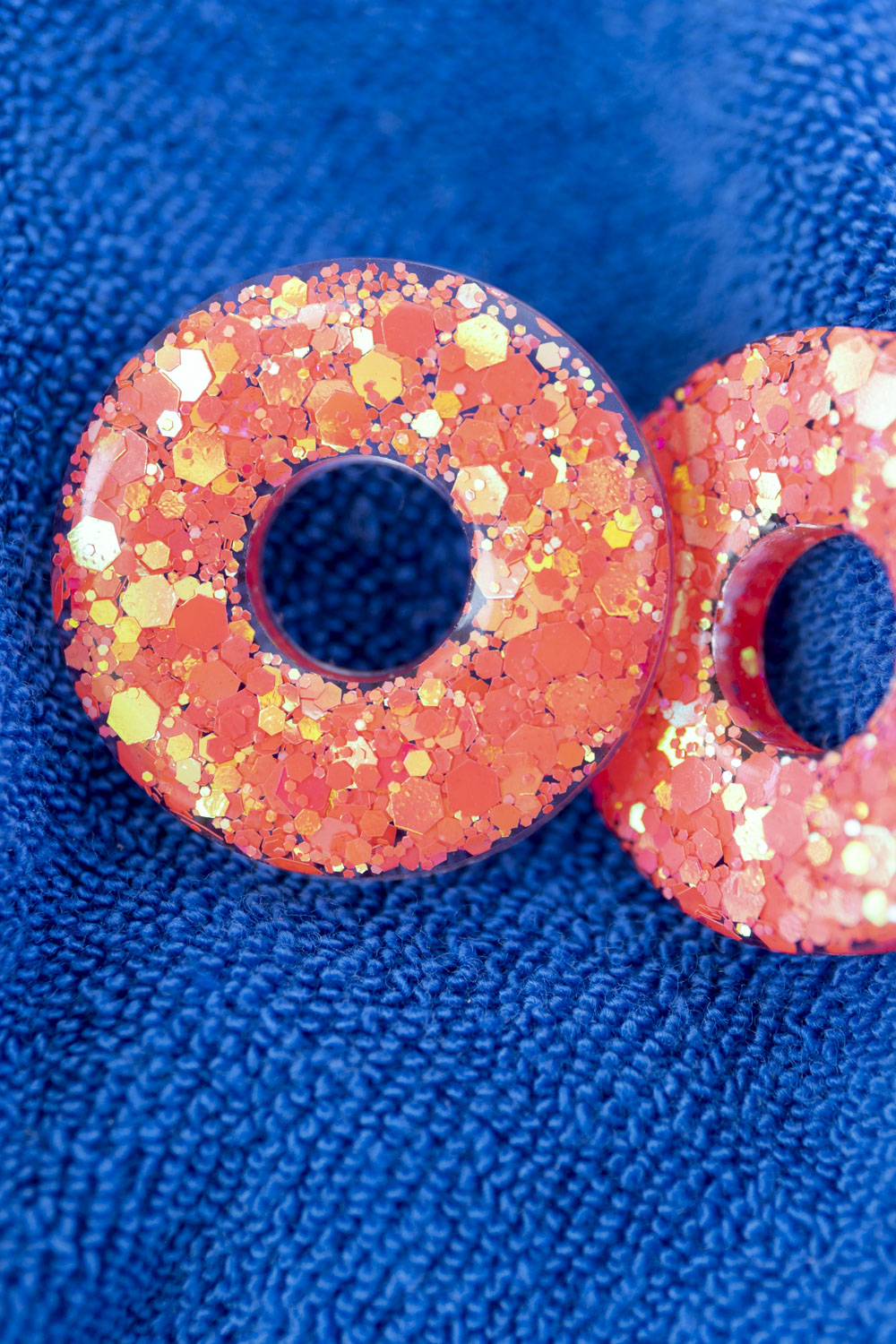 Pampilles en résine époxy interchangeables. Faites à la main. Paillettes, couleurs, originales. Corail incandescent, orange, holographique, étincelant.