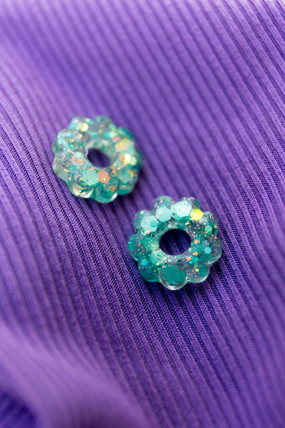 Pampilles en résine époxy interchangeables. Faites à la main. Paillettes, couleurs, originales. Vert étincelant, doré, reflets holographiques.