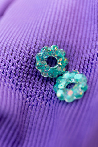 Pampilles en résine époxy interchangeables. Faites à la main. Paillettes, couleurs, originales. Vert étincelant, doré, reflets holographiques.