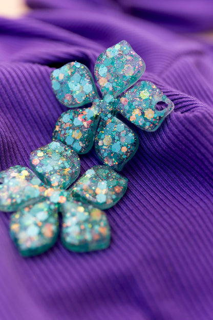 Pampilles en résine époxy interchangeables. Faites à la main. Paillettes, couleurs, originales. Vert étincelant, doré, reflets holographiques.