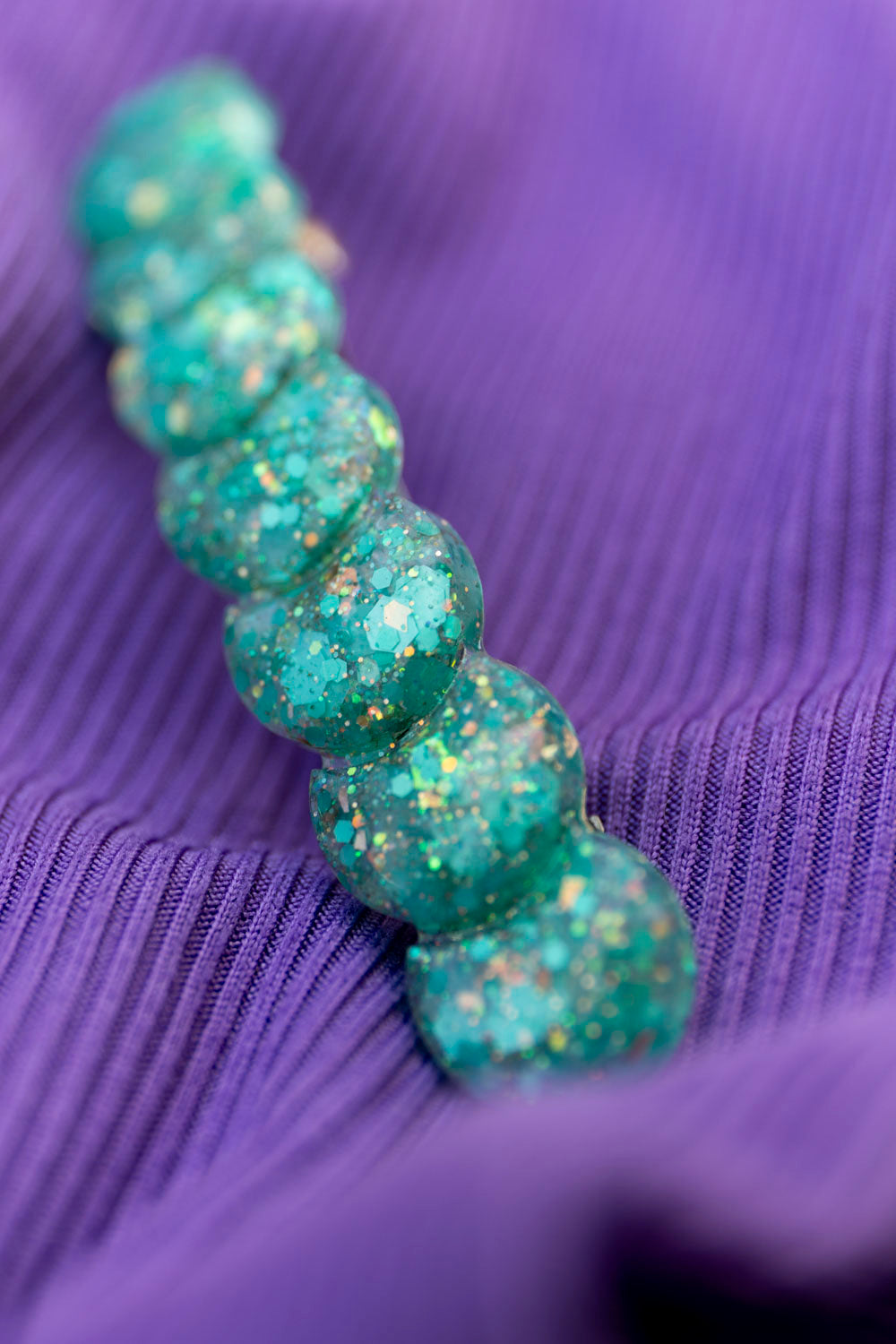 Barrette en résine époxy.  Faite à la main. Paillettes, couleurs, originales. Vert étincelant, doré, reflets holographiques.