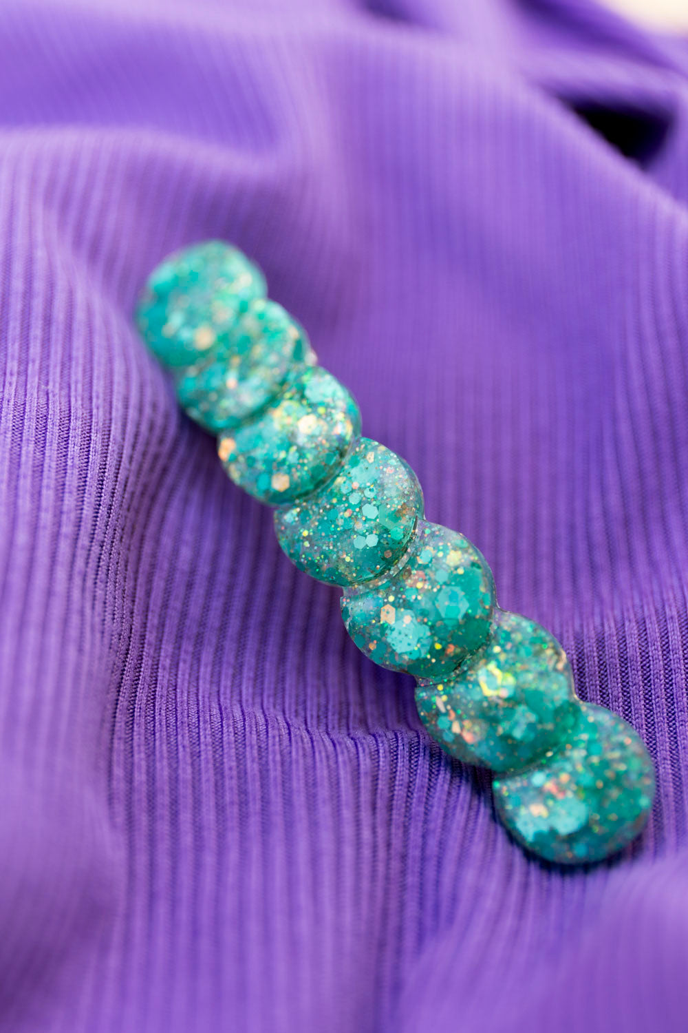 Barrette en résine époxy.  Faite à la main. Paillettes, couleurs, originales. Vert étincelant, doré, reflets holographiques.