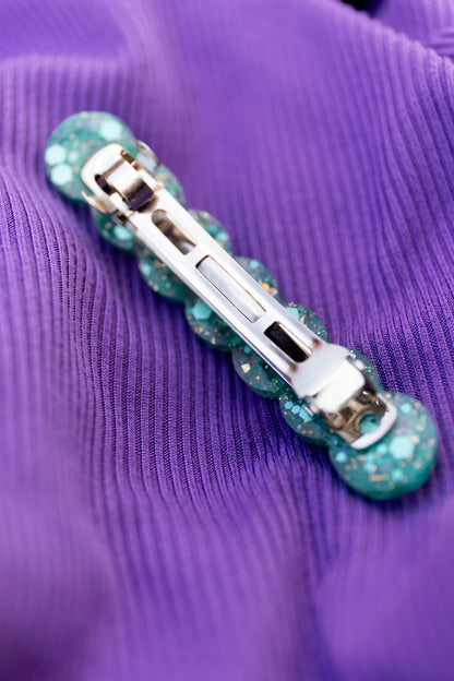 Barrette en résine époxy. Faite à la main. Paillettes, couleurs, originales. Vert étincelant, doré, reflets holographiques.