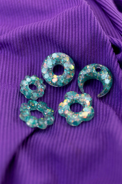 Pampilles en résine époxy interchangeables. Faites à la main. Paillettes, couleurs, originales. Vert étincelant, doré, reflets holographiques.