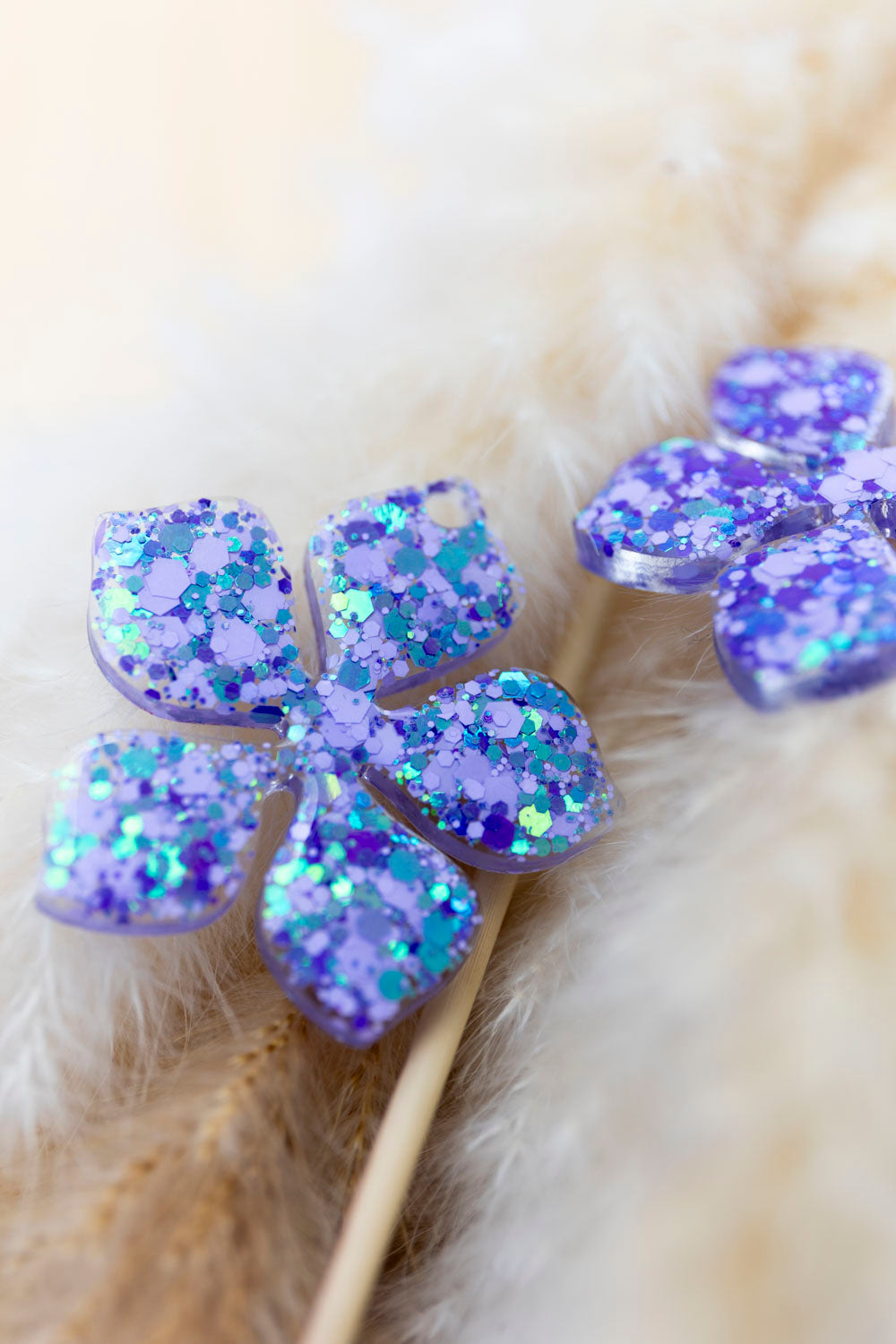 Pampilles en résine époxy interchangeables. Faites à la main. Paillettes, couleurs, originales. Violet, parme et turquoise holographique.