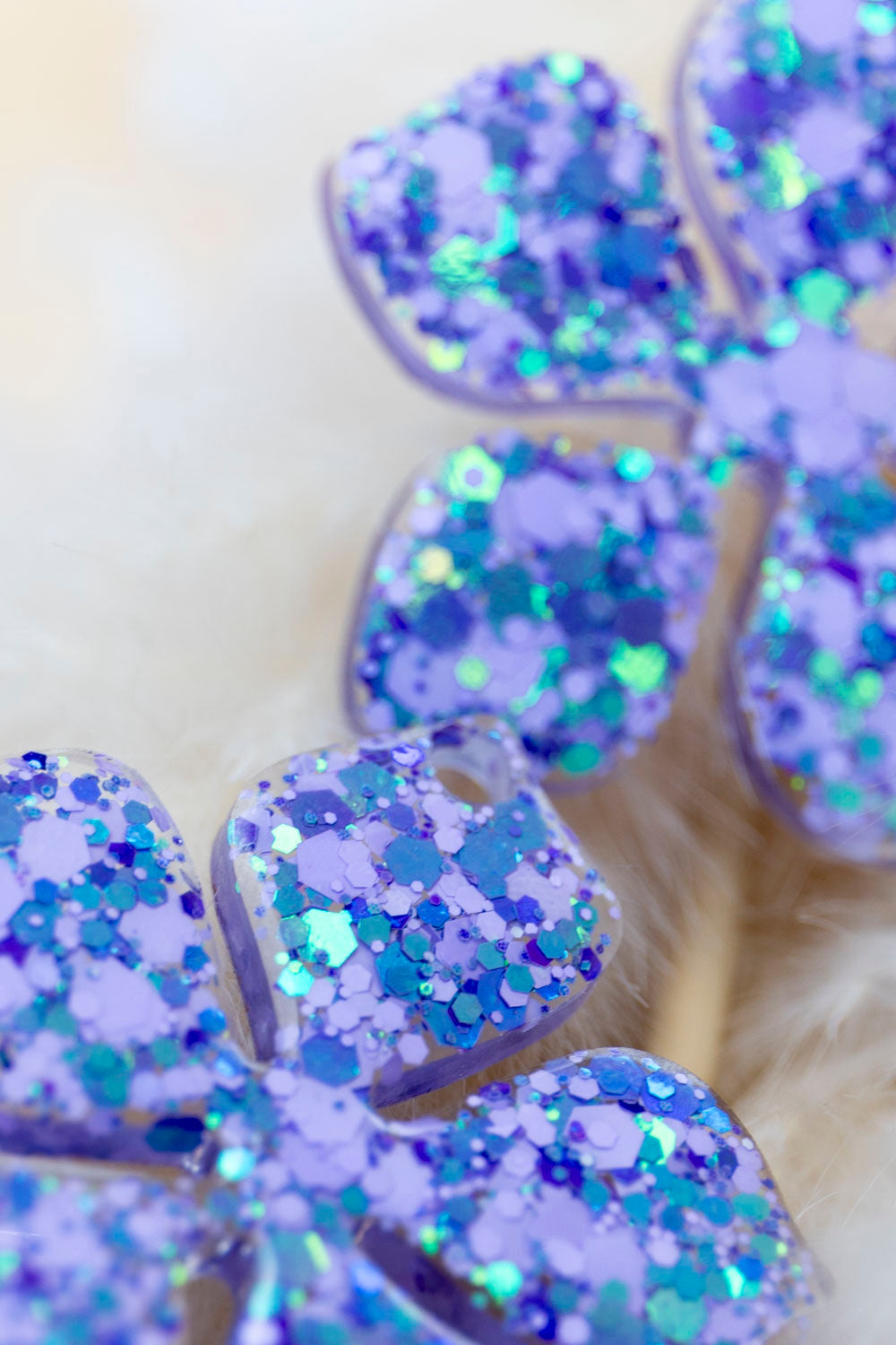 Pampilles en résine époxy interchangeables. Faites à la main. Paillettes, couleurs, originales. Violet, parme et turquoise holographique.