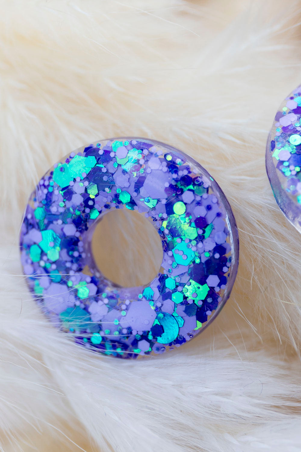 Pampilles en résine époxy interchangeables. Faites à la main. Paillettes, couleurs, originales. Violet, parme et turquoise holographique.
